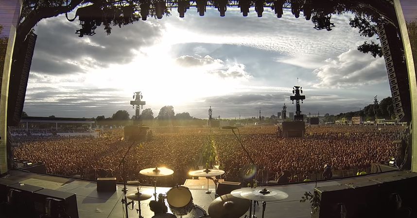 NÉZD MEG: Green Day rajongók tízezrei énekelték a Bohemian Rhapsody-t a koncertre várva