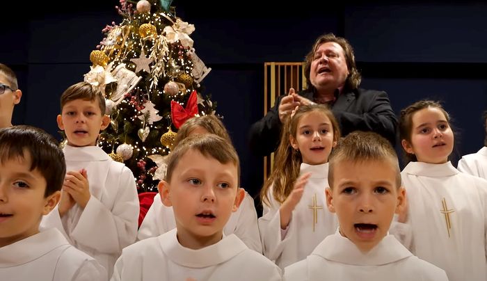 Vidám karácsonyi dallal készülhetünk az ünnepekre – itt a Jön karácsony Szarka Tamástól (KLIP)