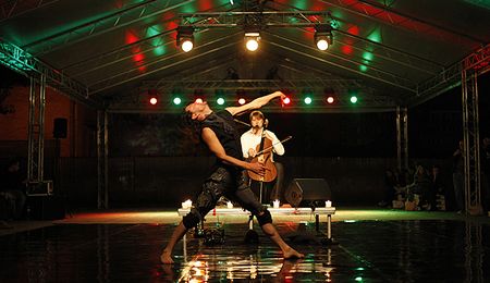 Zenés-táncos variációk Szencen: Cello and dance