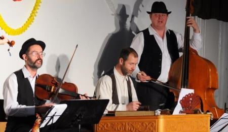 A Kislaptáros Népzenekar zenés mesejátéka Mosonmagyaróváron