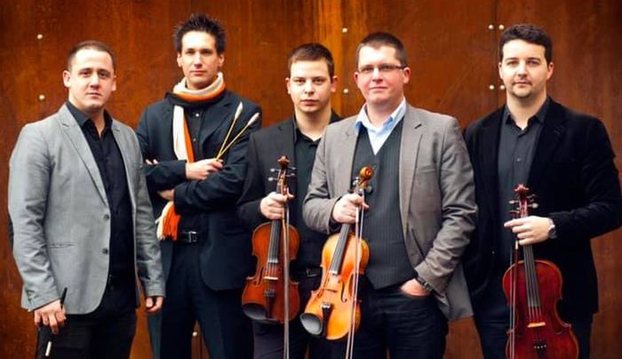 Bazseva zenekar - online adventi erkély-koncert