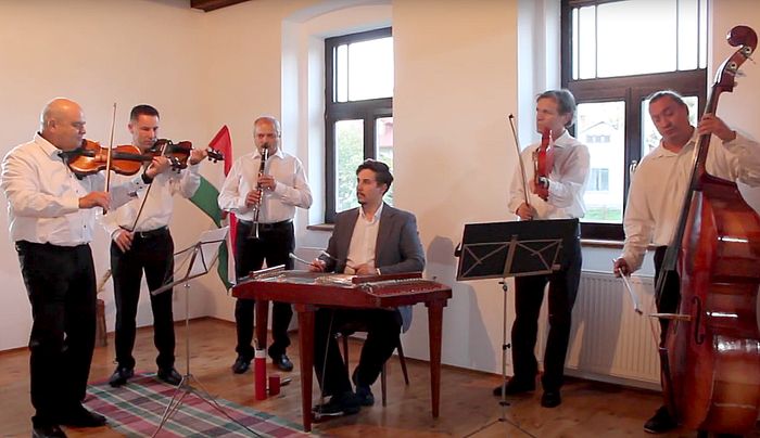 A kuruc kor népzenéje, hangszerei a Három Vidék Zenekarral Borsiban