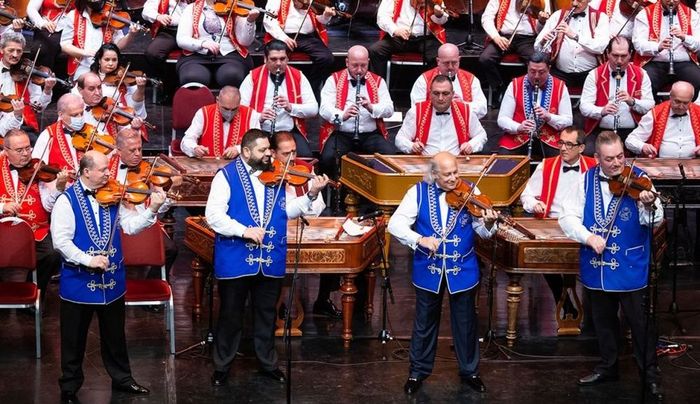 A 100 Tagú Cigányzenekar szólistáinak ingyenes koncertje Balassagyarmaton