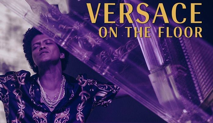 VIDEÓ: Bruno Mars új klippel hajbókol a Versace előtt