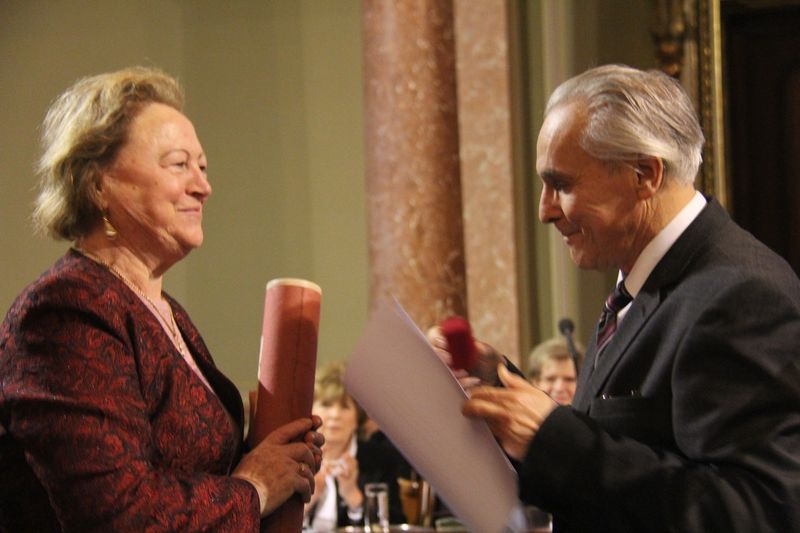 Ilonka a Magyar Örökség-díjat veszi át, melyet Szíjjártó Jenő kapott 2014-ben