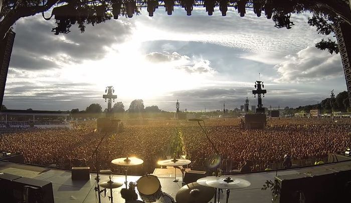NÉZD MEG: Green Day rajongók tízezrei énekelték a Bohemian Rhapsody-t a koncertre várva