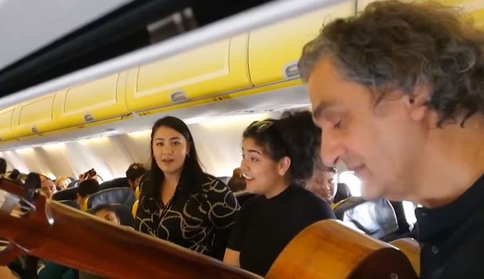 VIDEÓ: A párkányi Janszo Orsolya repülőn koncertezett Snétberger Ferenccel