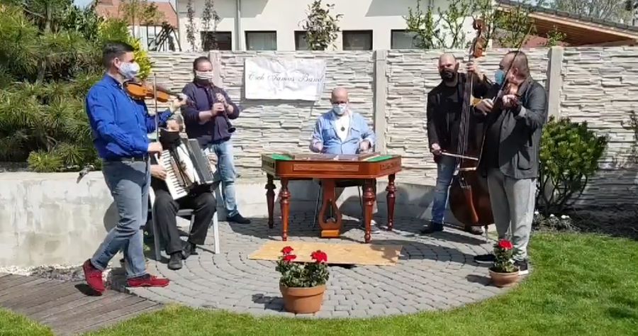 Fesztivál a kertből – folytatódik a Cseh Tamás Band koncertsorozata (VIDEÓ)