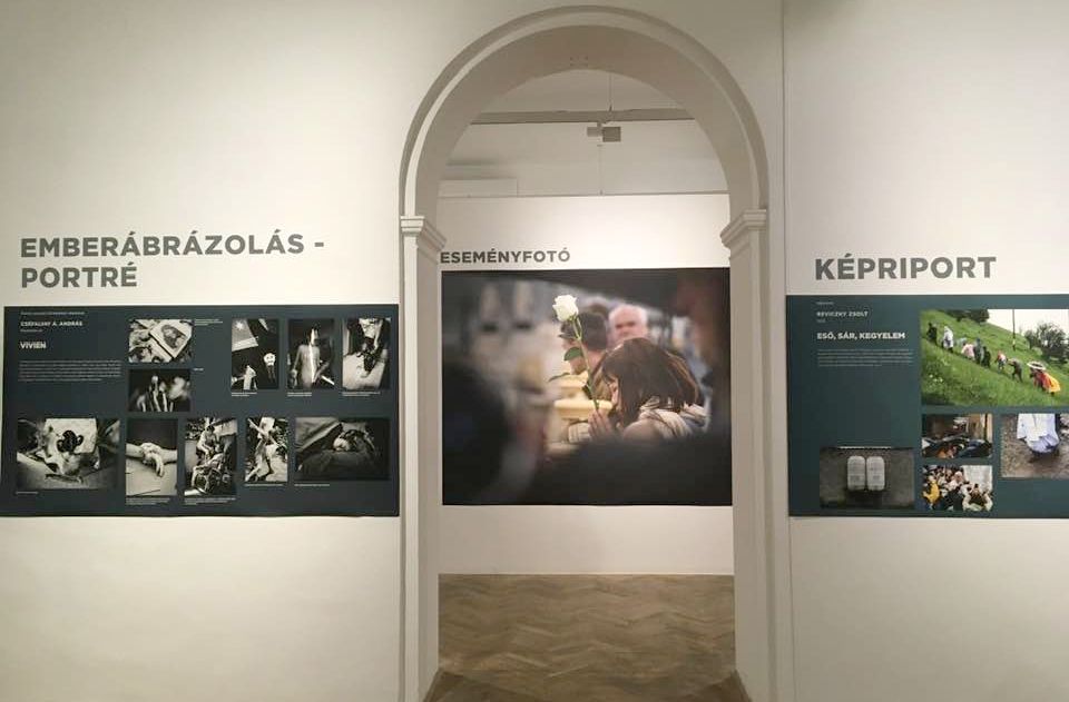 Bal oldalt Cséfalvay Á. András Vivien című sorozata - Magyar Sajtófotó Kiállítás (Fotó: Szigeti Tamás)