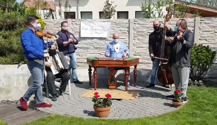 Fesztivál a kertből – egy új elő sorozatot indít a Cseh Tamás Band (VIDEÓ)