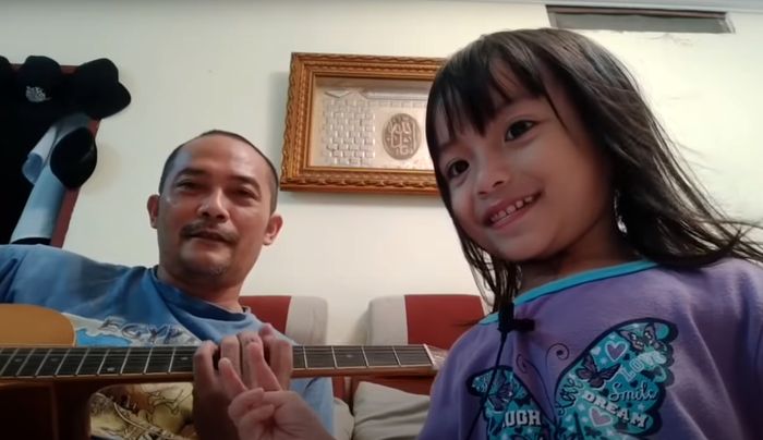 VIDEÓ: Egy 3 éves kislány az amerikai rap-rock banda dalát nyomajta