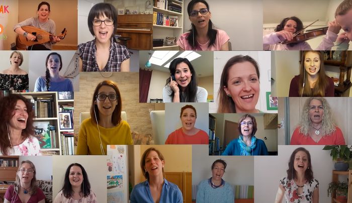 VIDEÓ: Ezer család énekel