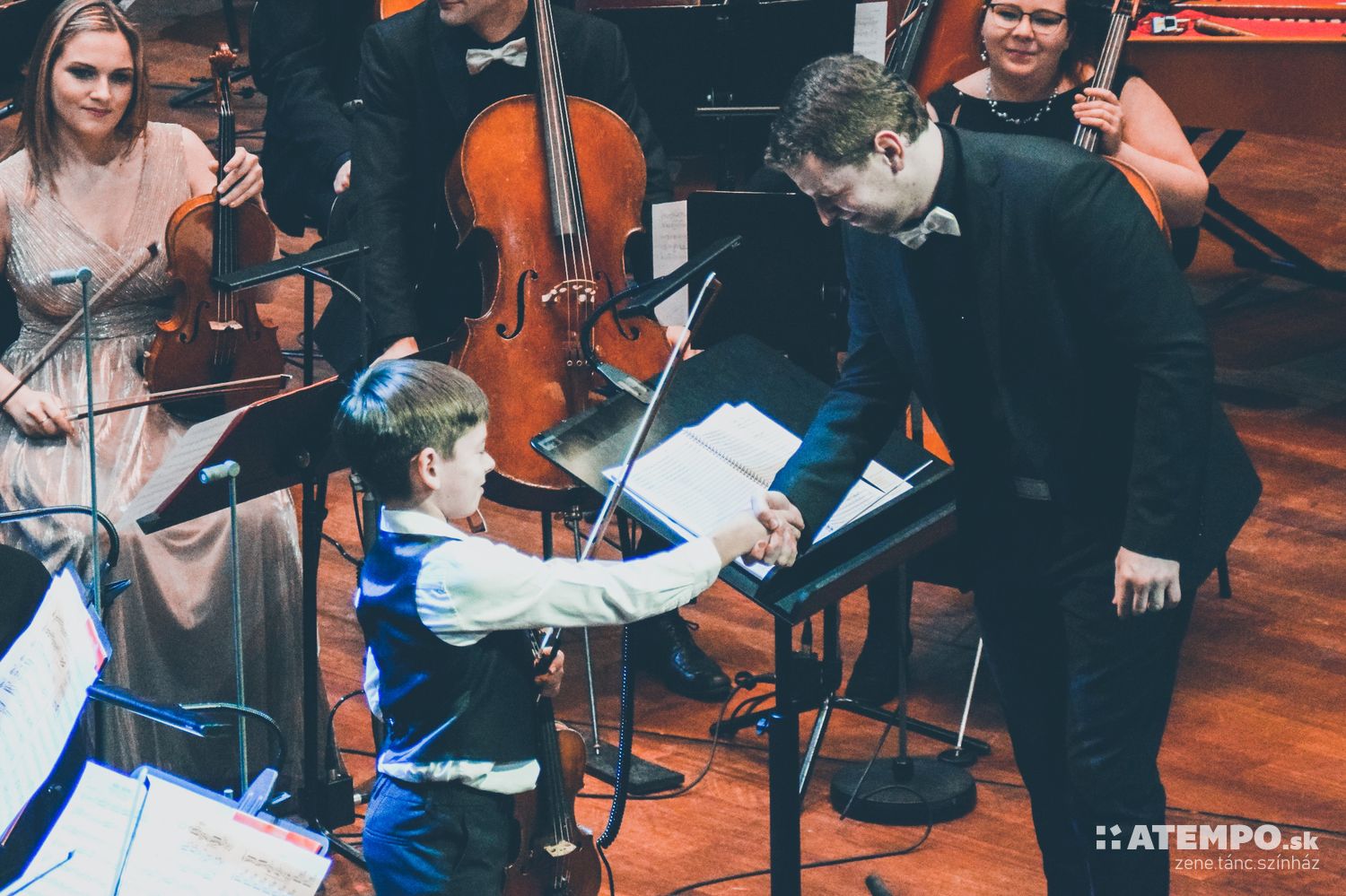 Szüts Apor karmester, a hangverseny művészeti vezetője fog kezet Teo Gertler 11 éves kis hegedűzsenivel