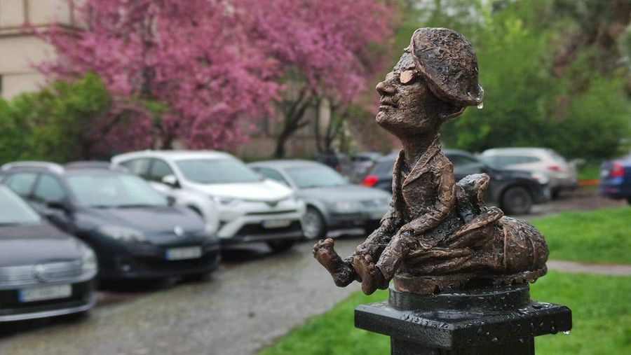 Miniszobrot avattak Bódi László "Cipő" tiszteletére szülővárosában