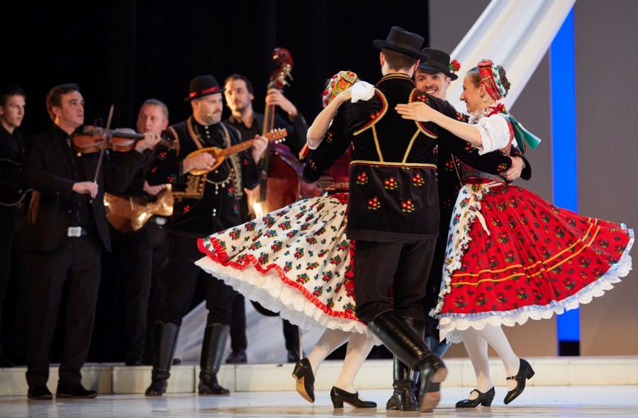 A táncos női test  - folytatódik az online sorozata  a Magyar Állami Népi Együttes táncosaival