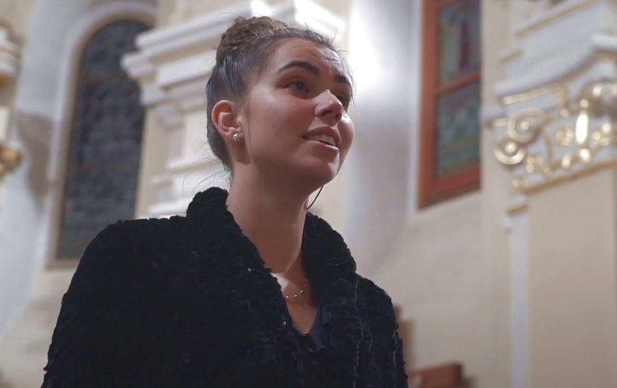 Csodásan szól Schubert Ave Maria-ja Mórocz Virág előadásában (VIDEÓ)