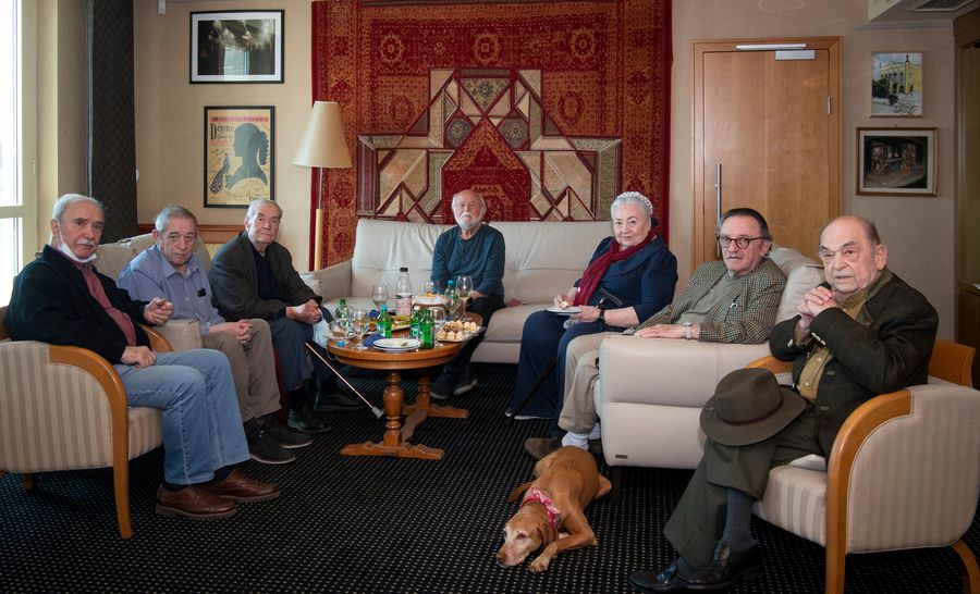Balról jobbra: Tordy Géza, Jordán Tamás, Király Levente, Haumann Péter, Molnár Piroska, Szacsvay László és Bodrogi Gyula, a nemzet színészei