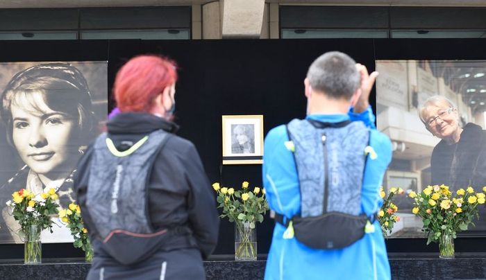 Így emlékeznek a Nemzeti Színház előtt Törőcsik Marira (FOTÓK)