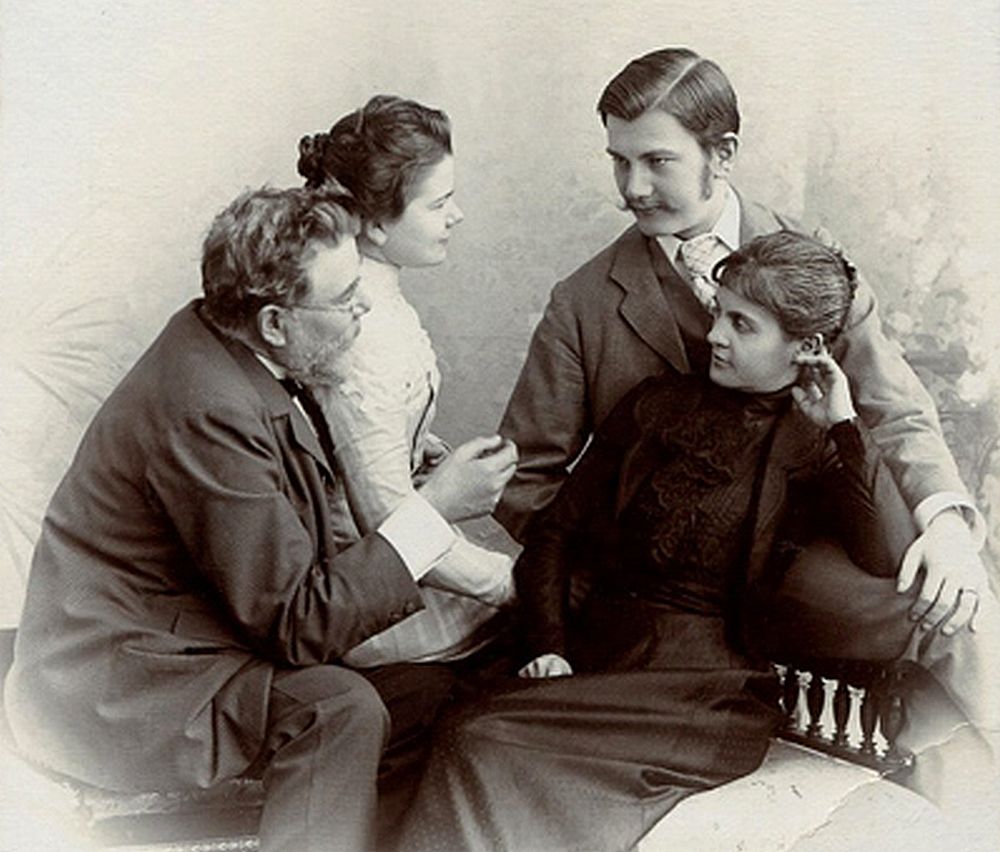 A Dohnányi család: Frigyes, Mária, Ernő és Ottilia (1900)
