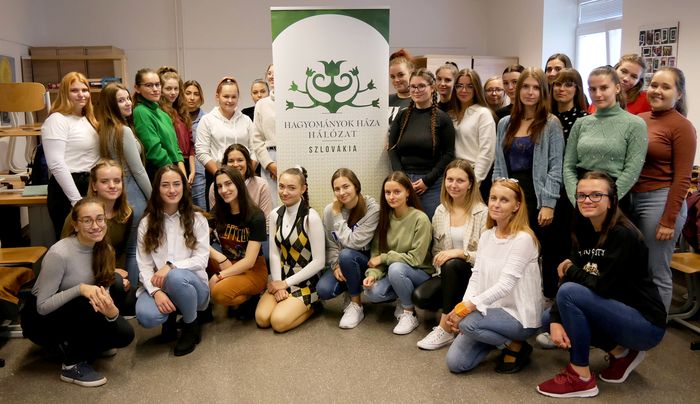 Teltházas, mosolygós oktatás – magyar hagyományközvetítés a nyitrai egyetemen