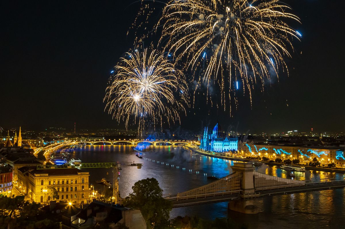 A magyar történelem nagy pillanatait élhetik át a részvevők a szombati tűzijátékon - a tévé is közvetíti