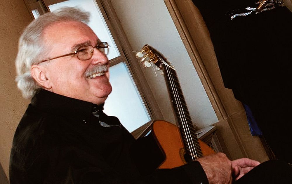 Zsapka József pozsonyi gitárművész kapta 2022-ben az Ágai Karola–Szendrey-Karper László Emlékplakettet