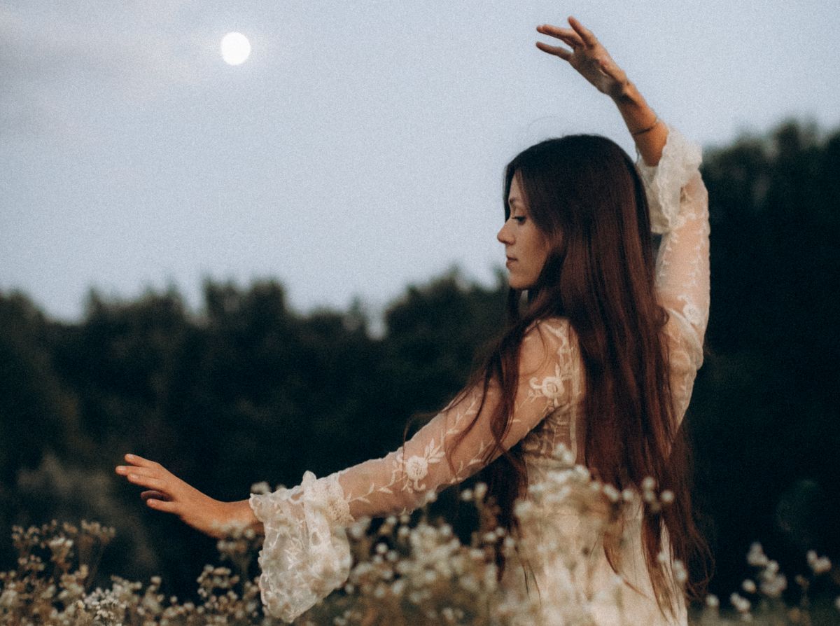 Aki énekel, kétszeresen imádkozik – Megjelent Méry Rebeka új kislemeze, a Világolj (PREMIER)