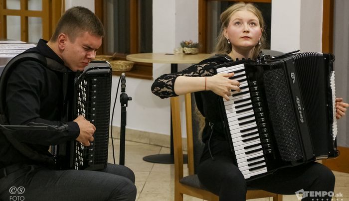 A dunaszerdahelyi nemzetközi harmonikafesztiválról is a Magyar magazinban