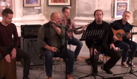 A História zenekar EsFekete Zoltán kiállításán zenélt