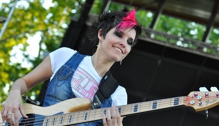 Katy Zee – egy lány basszusgitárral a kezében